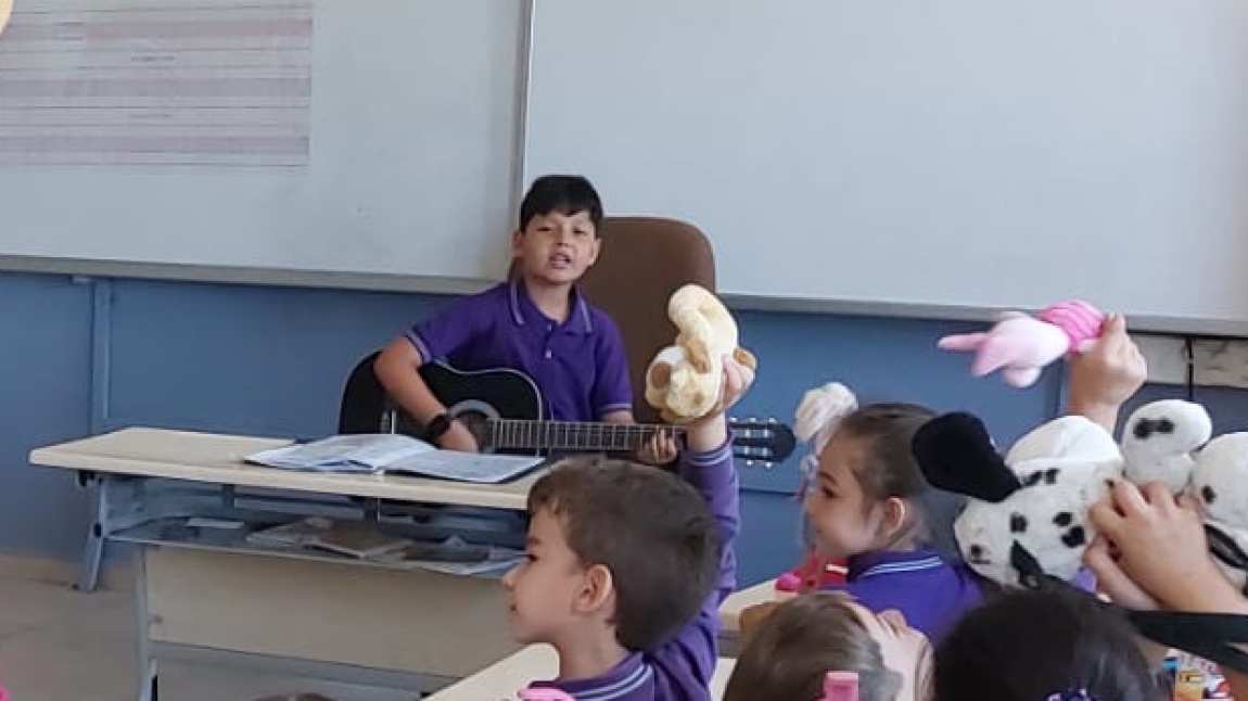 Öğrencimizden 1. Sınıflara Gitar Dinletisi